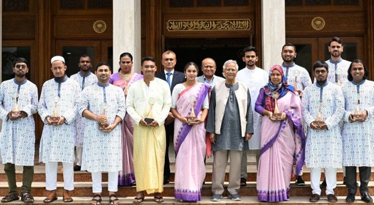 ১২ তরুণকে ‘ইয়ুথ ভলান্টিয়ার অ্যাওয়ার্ড’ প্রদান করলেন প্রধান উপদেষ্টা